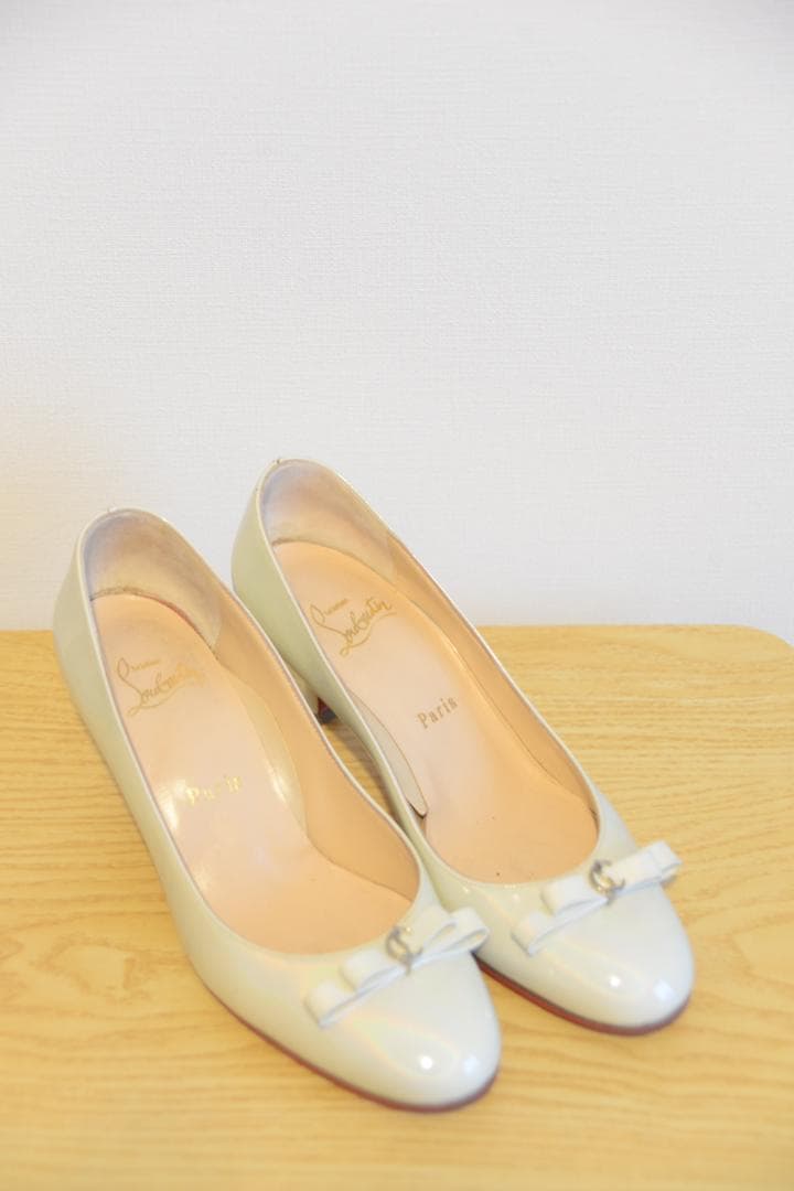 Christian Louboutin アイボリー リボンパンプス