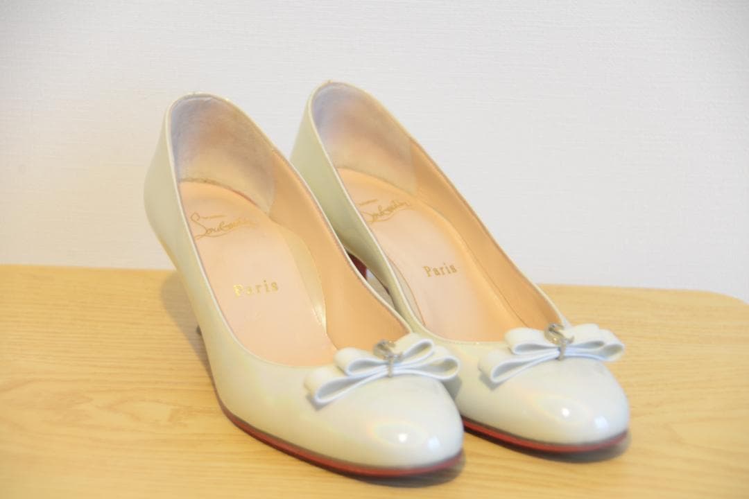 Christian Louboutin アイボリー リボンパンプス