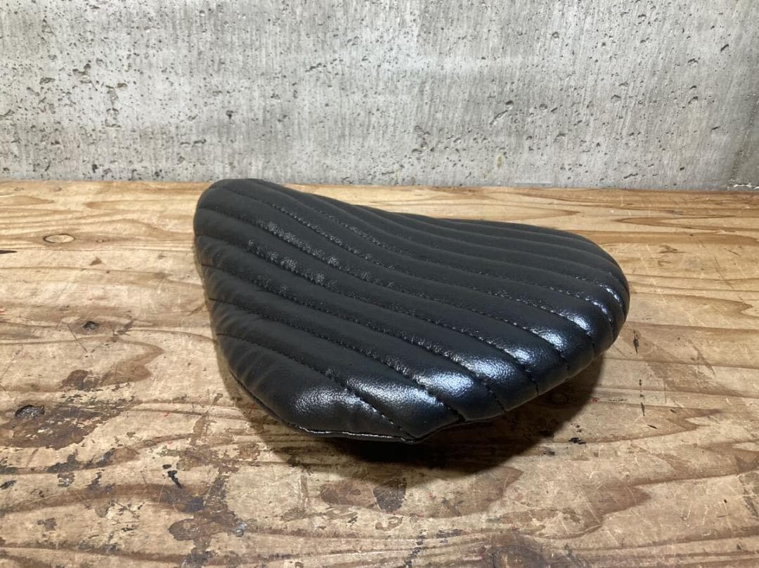 送料無料 ソロシート ピリオン 光沢BK タックロール ハーレー チョッパー