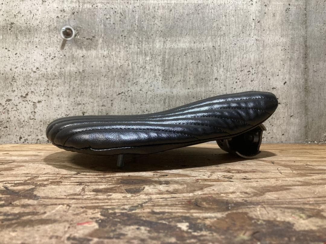 送料無料 ソロシート ピリオン 光沢BK タックロール ハーレー チョッパー