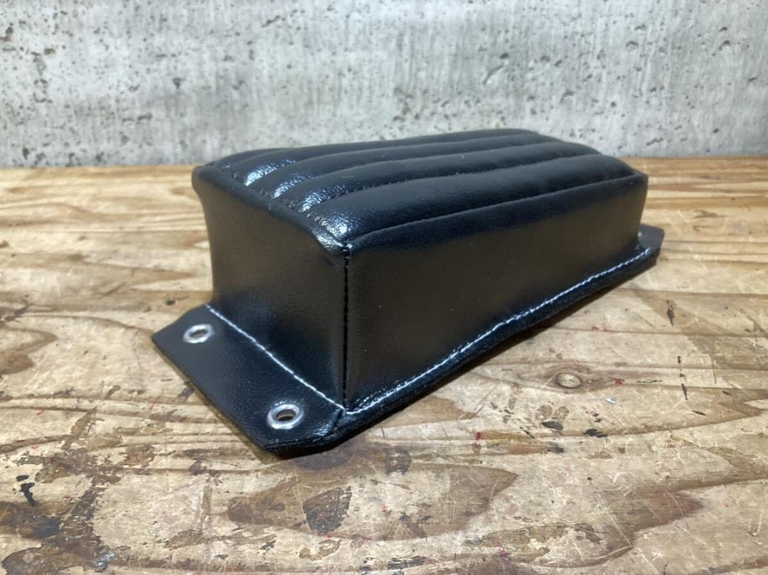 送料無料 ソロシート ピリオン 光沢BK タックロール ハーレー チョッパー