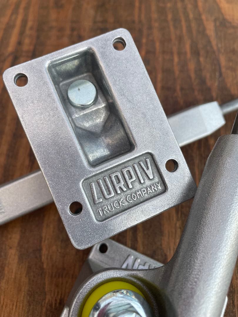 スケートボード　スケボー　トラック　LURPIV TRUCK ラーピヴ