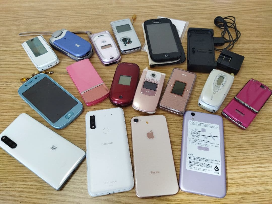 docomo　au他 スマートフォン　ガラケー　計16台　充電器あり　動作未確認