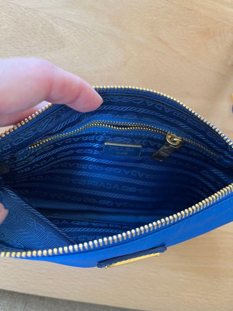 PRADA サテン ポーチ 青