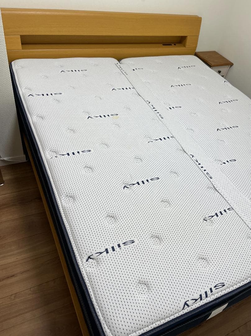 ニトリ Qサイズ ダブルベッド 両側に照明とコンセント（各2口）付き