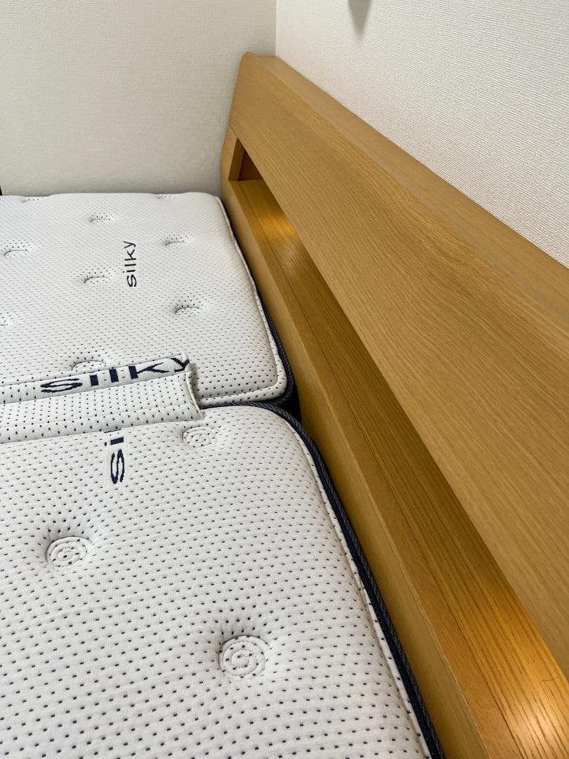 ニトリ Qサイズ ダブルベッド 両側に照明とコンセント（各2口）付き