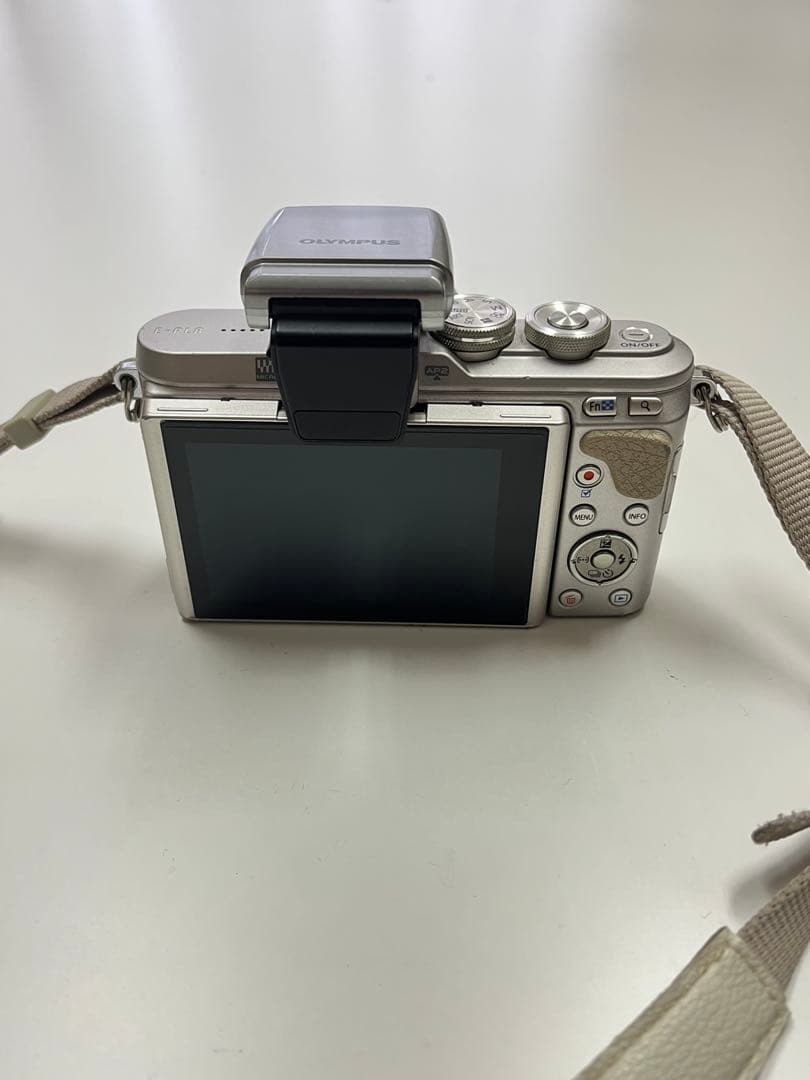 OLYMPUS PEN E-PL8 25mmレンズ付