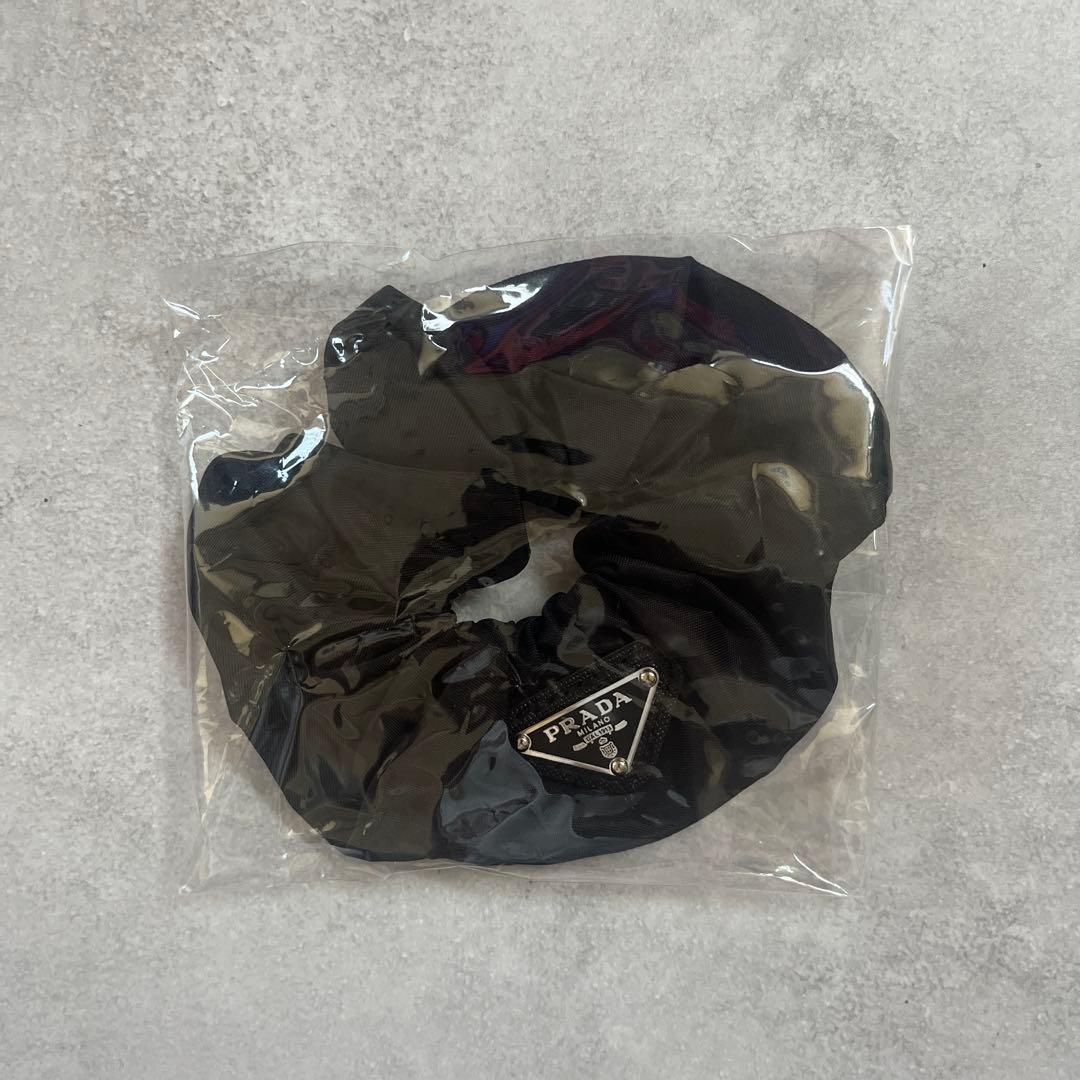 【新品未開封】PRADA プラダ シュシュ 黒 三角ロゴプレート