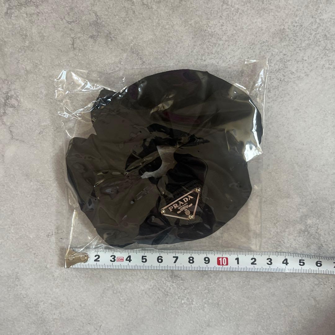 【新品未開封】PRADA プラダ シュシュ 黒 三角ロゴプレート