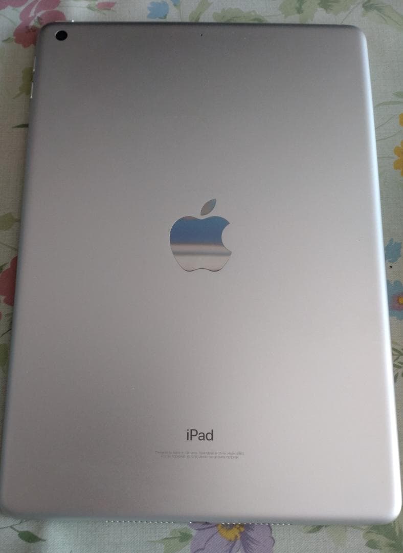 [良品] iPad 　第6世代 Wi-Fiモデル シルバー　ケース付き