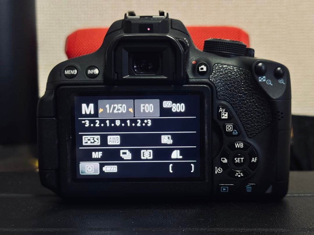 Canon EOS 700D (kiss x7i)デジタル一眼レフカメラ 本体