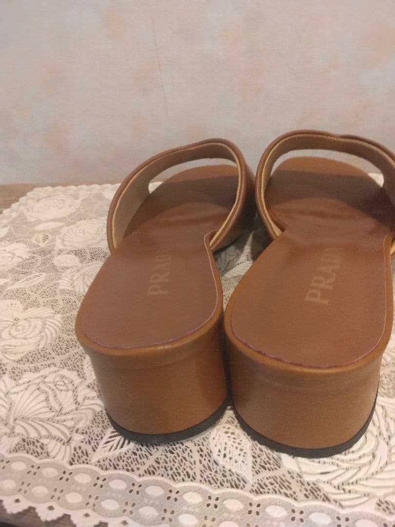 PRADAミュール、キャメル色