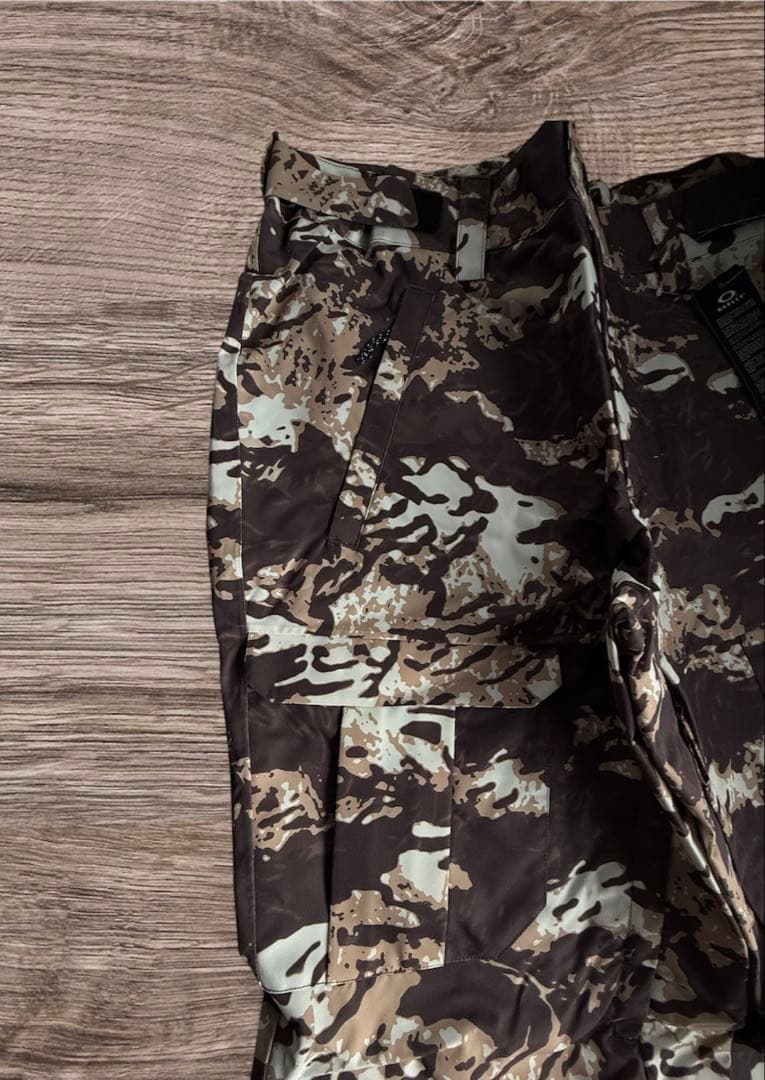 新品 Oakley カモフラ スノーボードウェア L