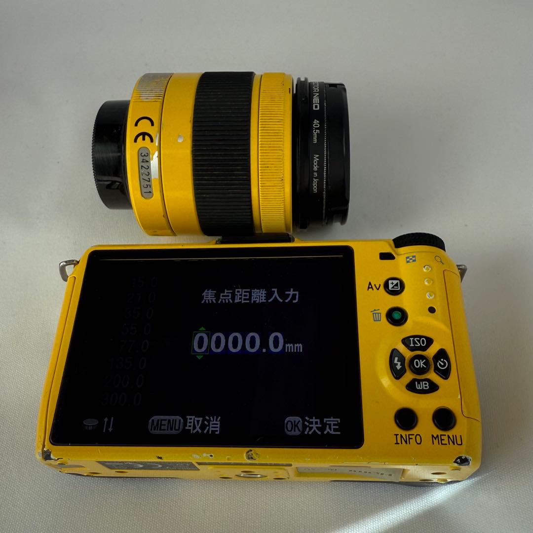 可愛らしいデジタル一眼カメラ「PENTAX Q7」イエロー　ズームレンズキット