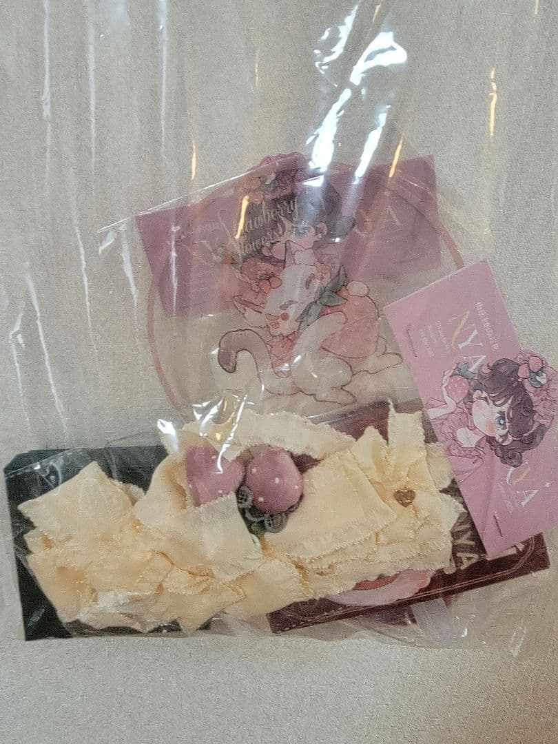 NyaNya Strawberry Flowers on the Hill柄