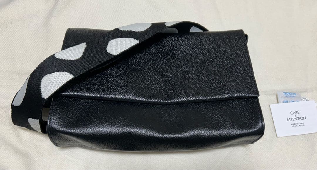 イアパピヨネ ワイド柄テープショルダーバッグ　ダルメシアン　ブラック