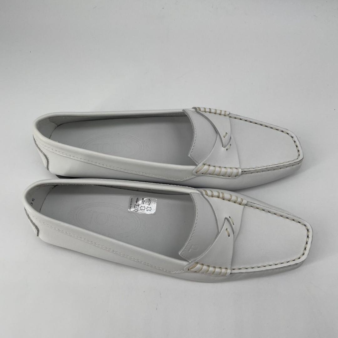 15085✨未使用級✨トッズ ゴンミーニ ドライビングシューズ レザー 白