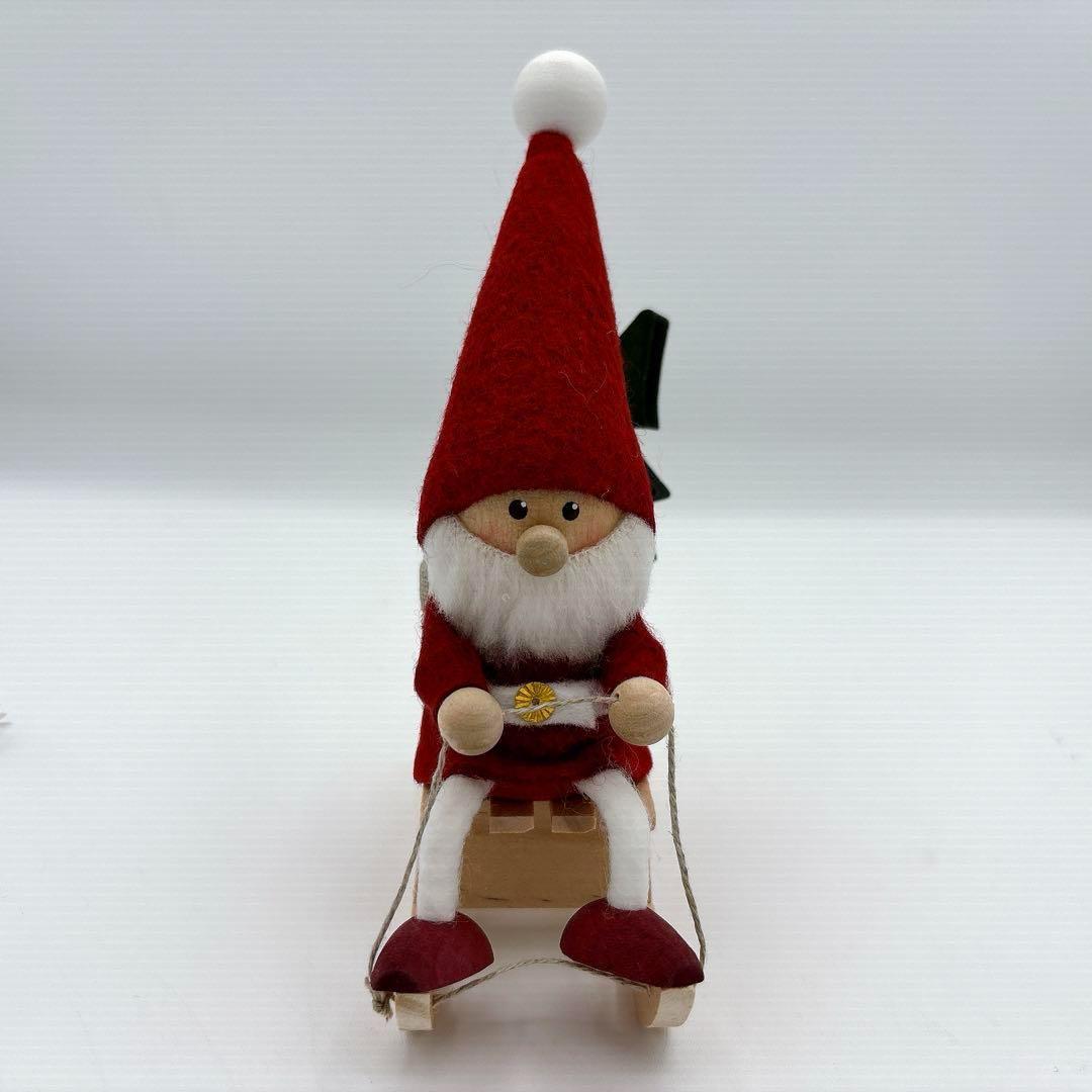 Nordika nisse 2024 高島屋　ツリーとオーナメントを運ぶサンタ