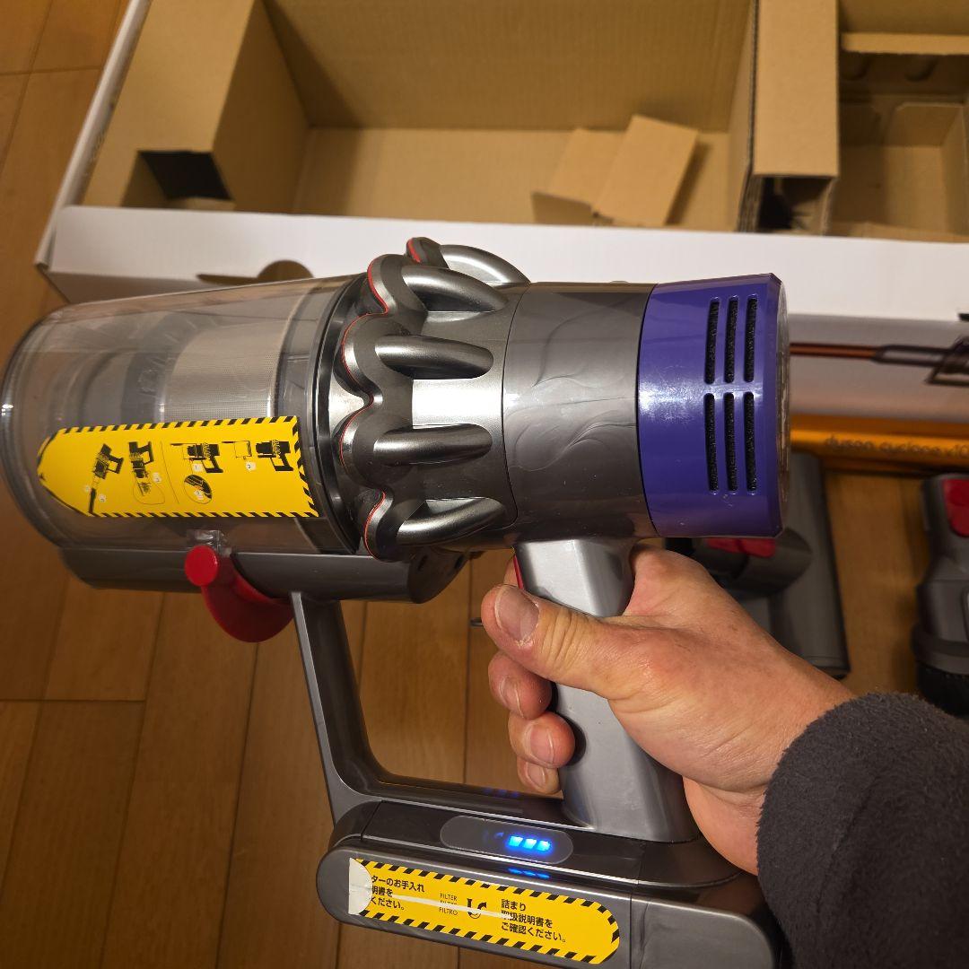 dyson ダイソンv10 fluffyコードレス掃除機　スタンド付き