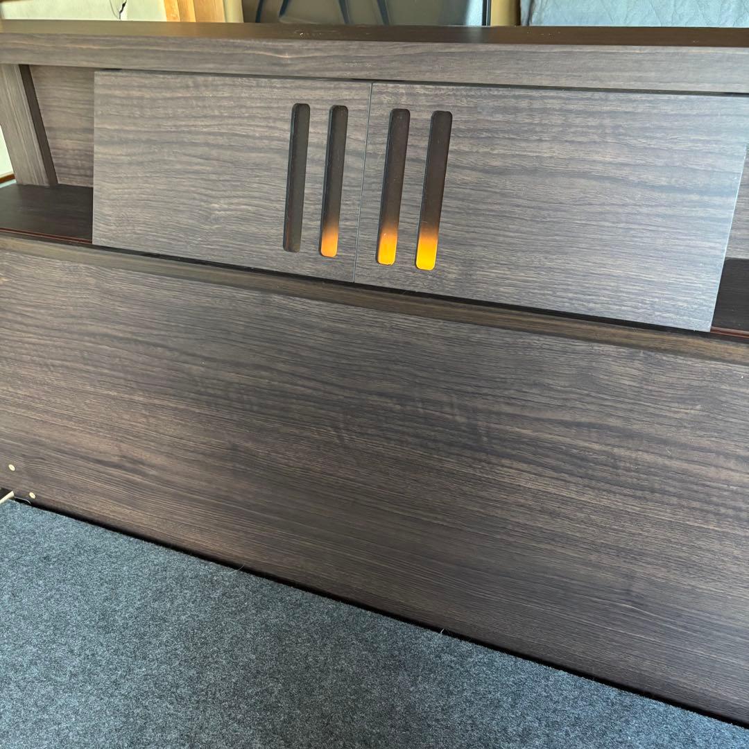 セミダブルベッドフレーム(コンセント・ライト付き)