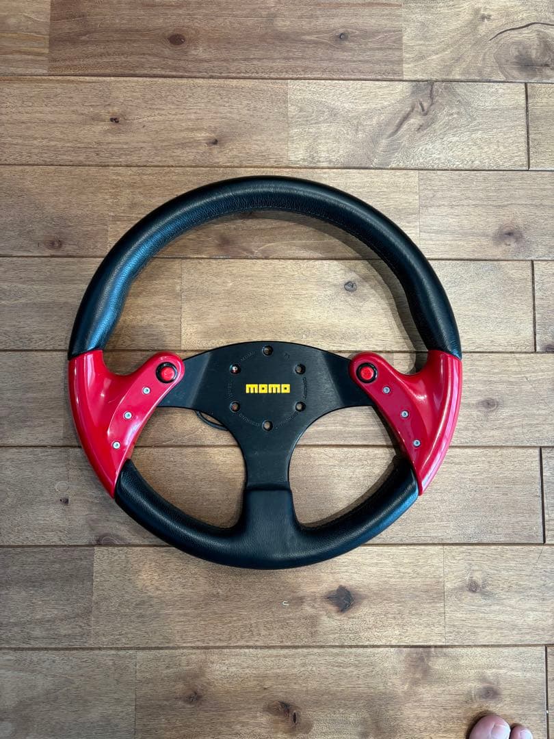 momo スパイダー 35φ ステアリングホイール 黒/赤
