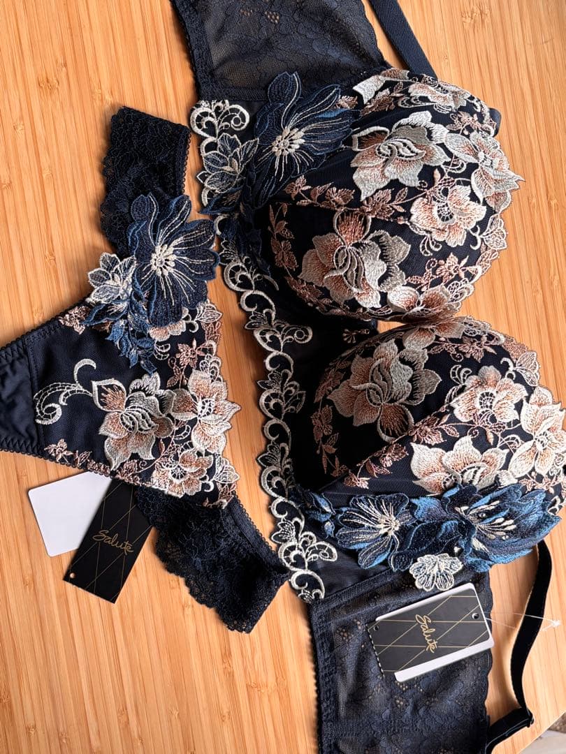 新品未使用　サルート　G85 グループ28 Rich Veil Bra