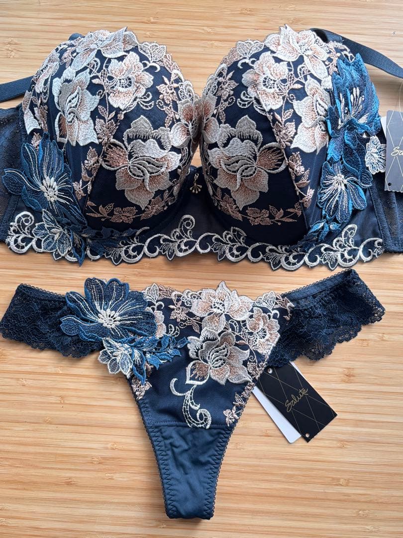 新品未使用　サルート　G85 グループ28 Rich Veil Bra