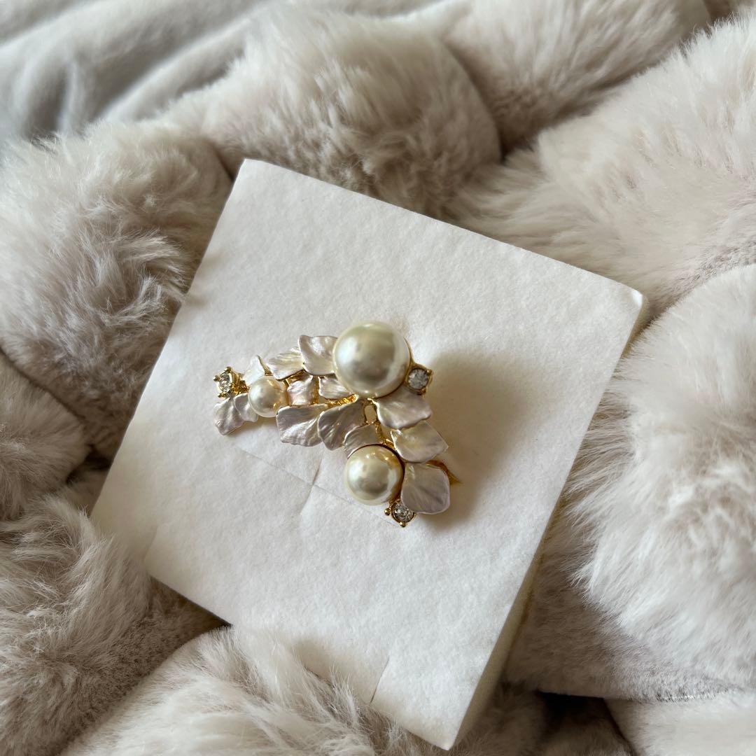 VENDOME パールとクリスタルのブローチ