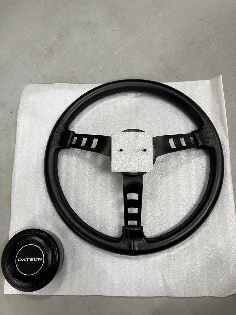 【在庫処分】DATSUN レプリカ ステアリング ハンドル・ホーンパット付き