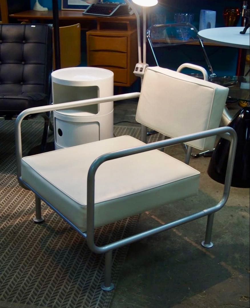 ホワイトカラーラウンジチェア