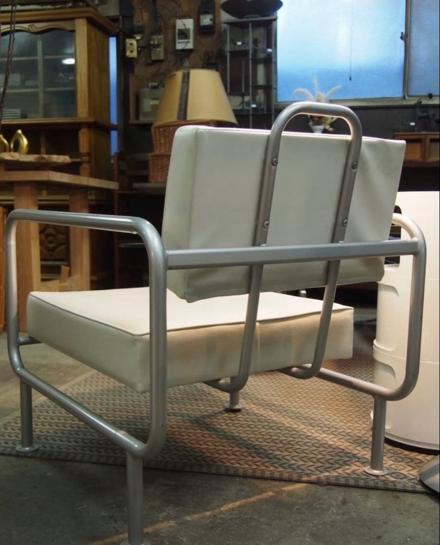 ホワイトカラーラウンジチェア