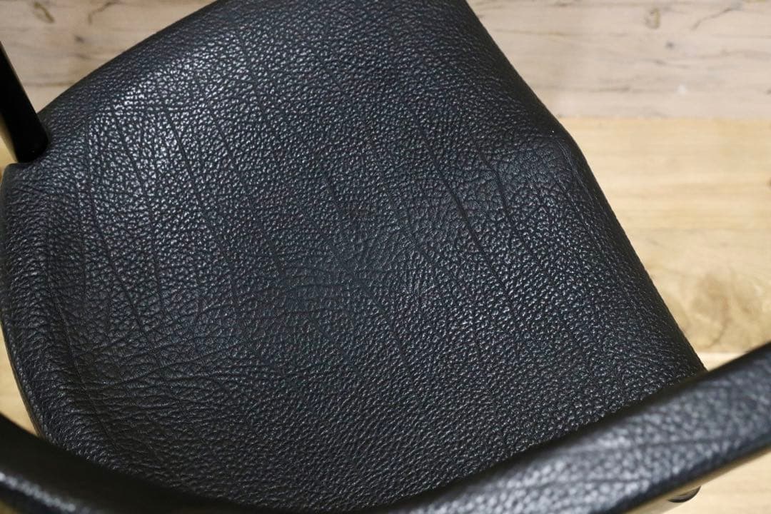 GMGK465B○レオナルド アームチェア ブラック スイス デザイナーズ家具