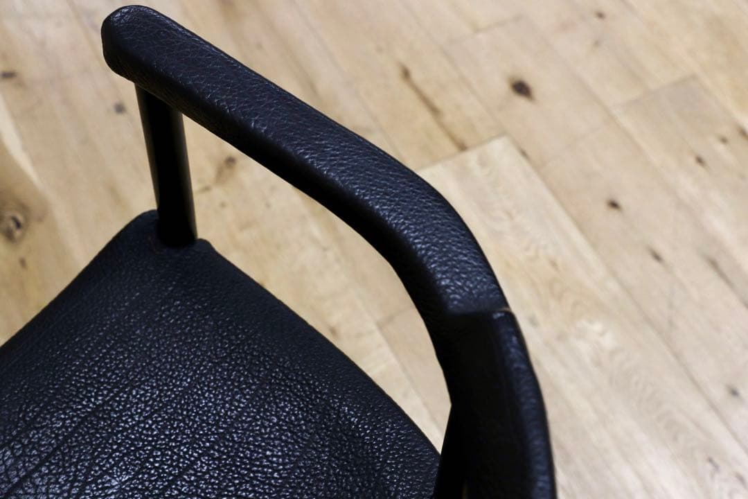 GMGK465B○レオナルド アームチェア ブラック スイス デザイナーズ家具