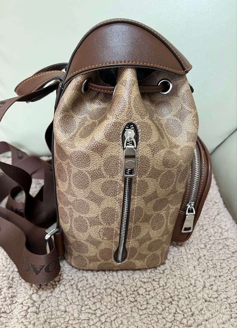 COACH ロゴ入りブラウンレザーバックパック