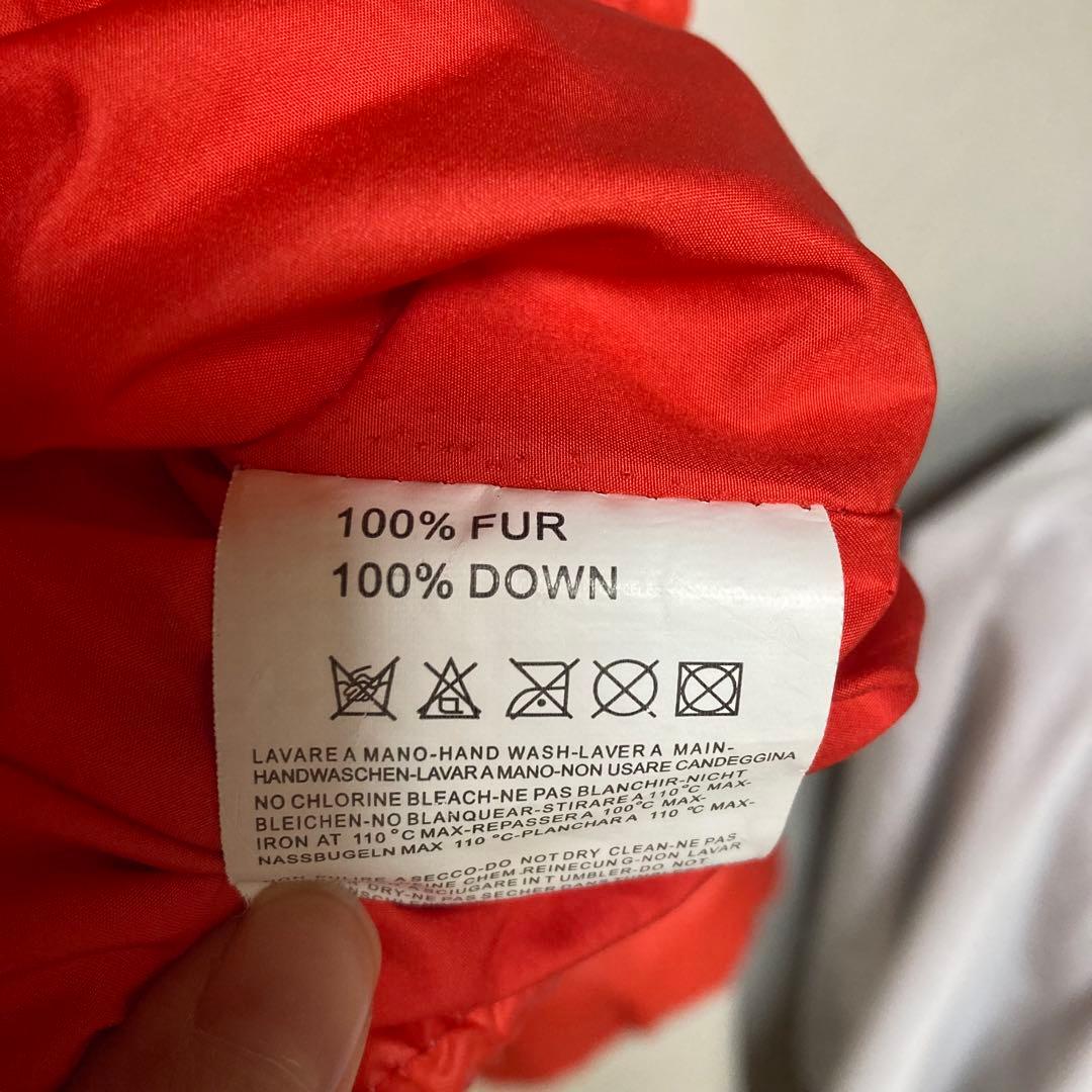 100%ダウン　100%毛皮　大きめボタンが可愛いオレンジのダウンジャケット