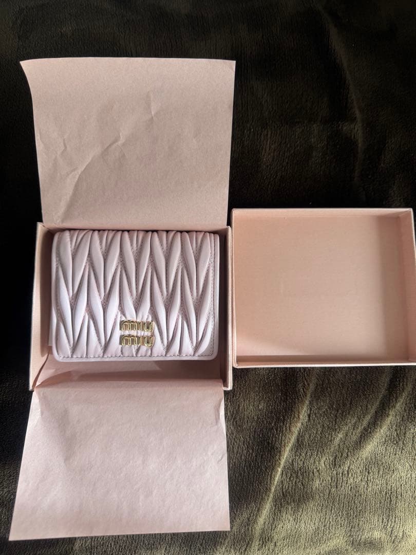 MIUMIUプリーツデザイン 二つ折り財布