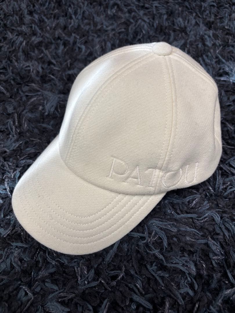 PATOU ホワイト 刺繍ロゴキャップ