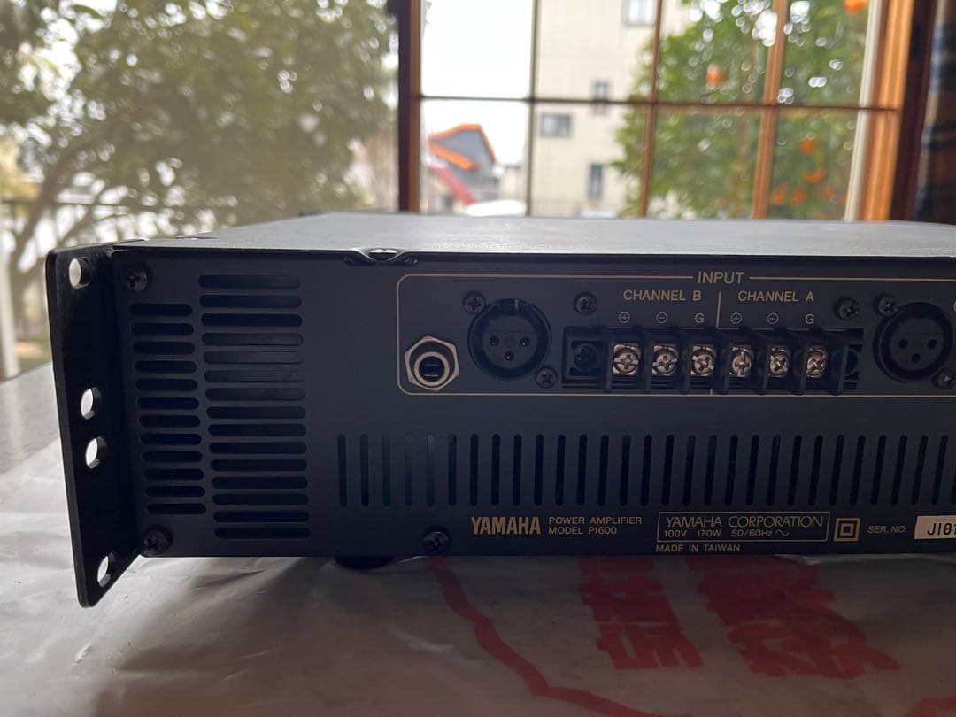 YAMAHA P1600 パワーアンプ
