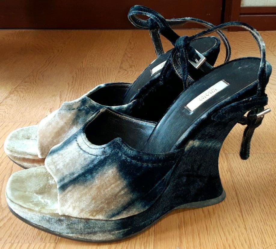 【プラダ】スウェードのオープントゥ ウェッジソール ストラップ付き パンプス