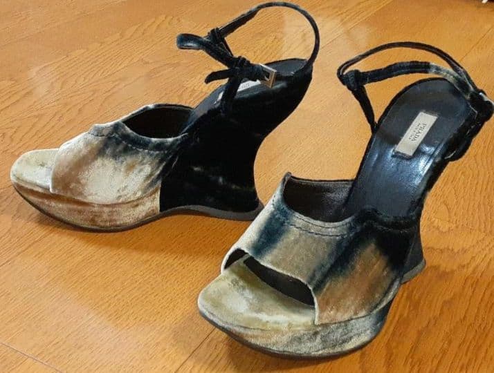 【プラダ】スウェードのオープントゥ ウェッジソール ストラップ付き パンプス