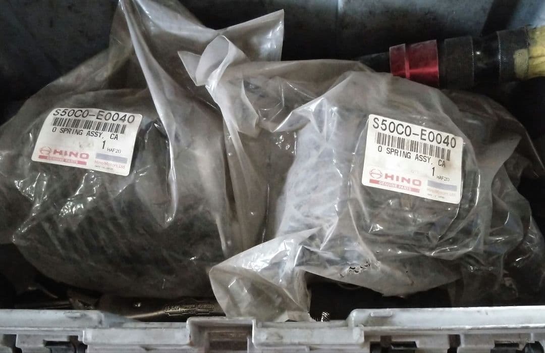 日野スーパードルフィンプロフィア用フロントキャブサス２個セット