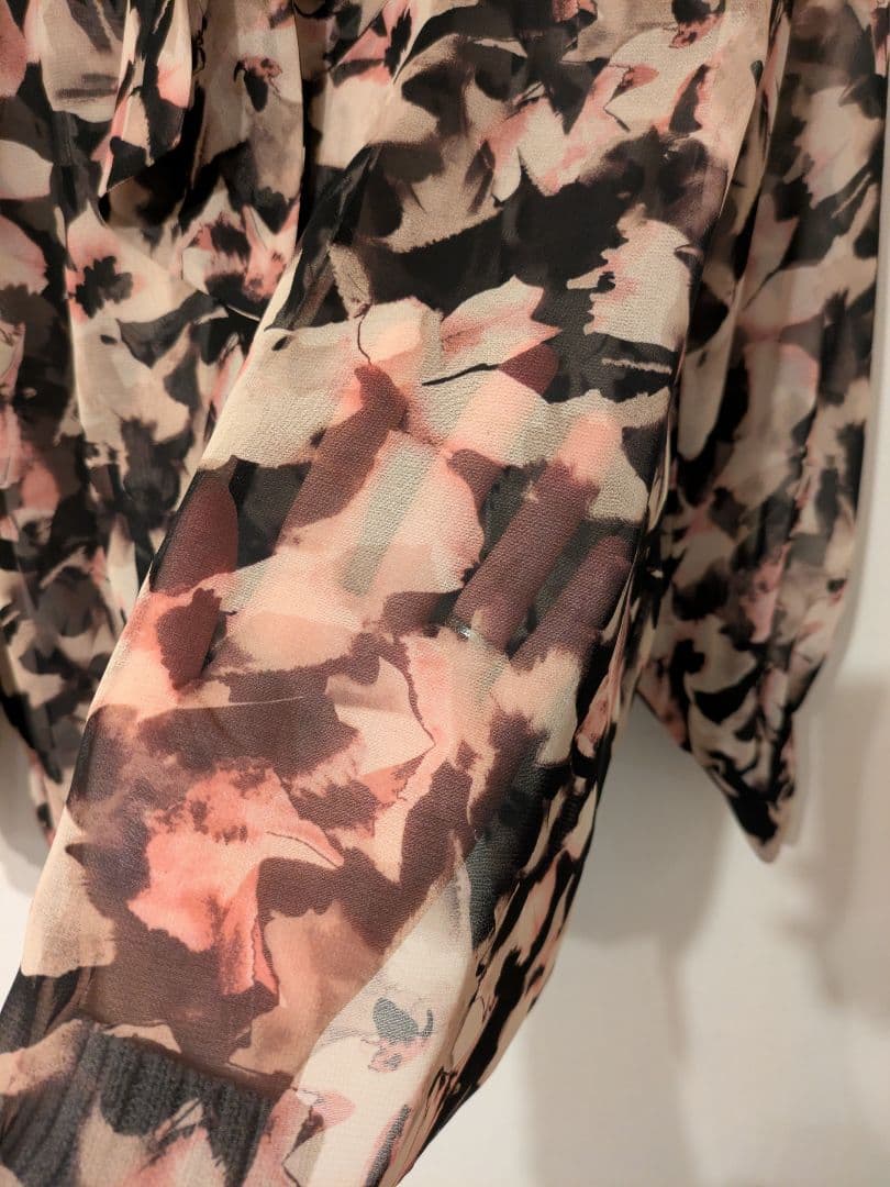 新品*定価3.7万 セオリーリュクス 今季完売 フローラルプリントブラウス