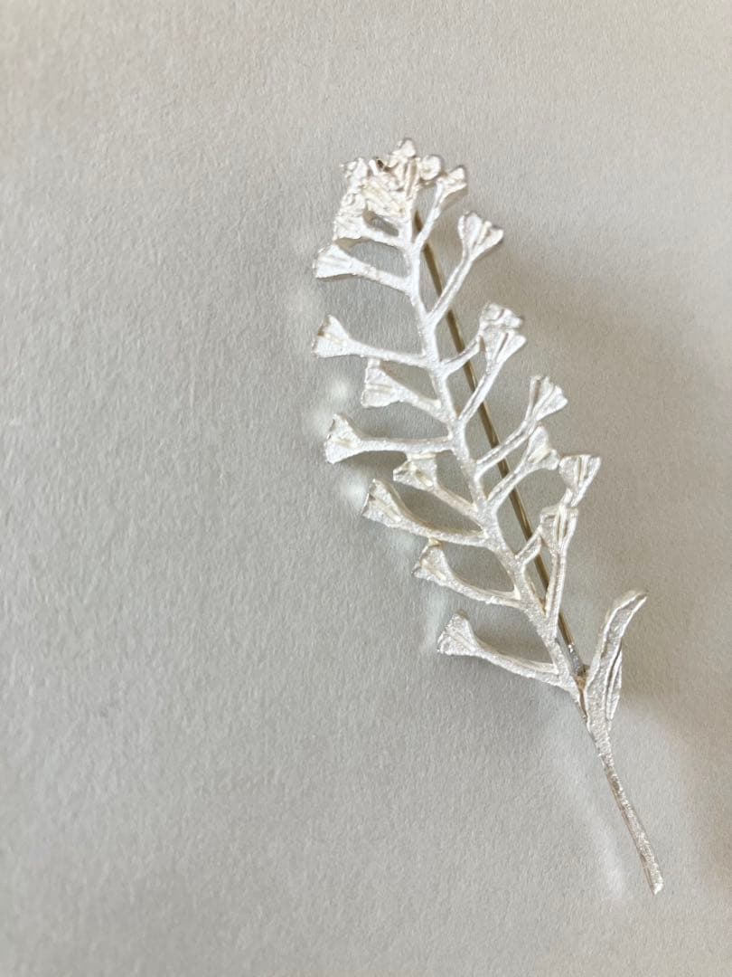 きたのまりこ　「スズナズナ」シルバーブローチ