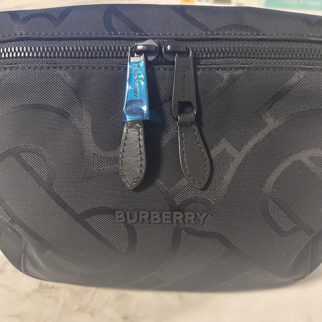 【ご購入者様確定商品】【新品未使用】BURBERRY TBモノグラムボディバッグ