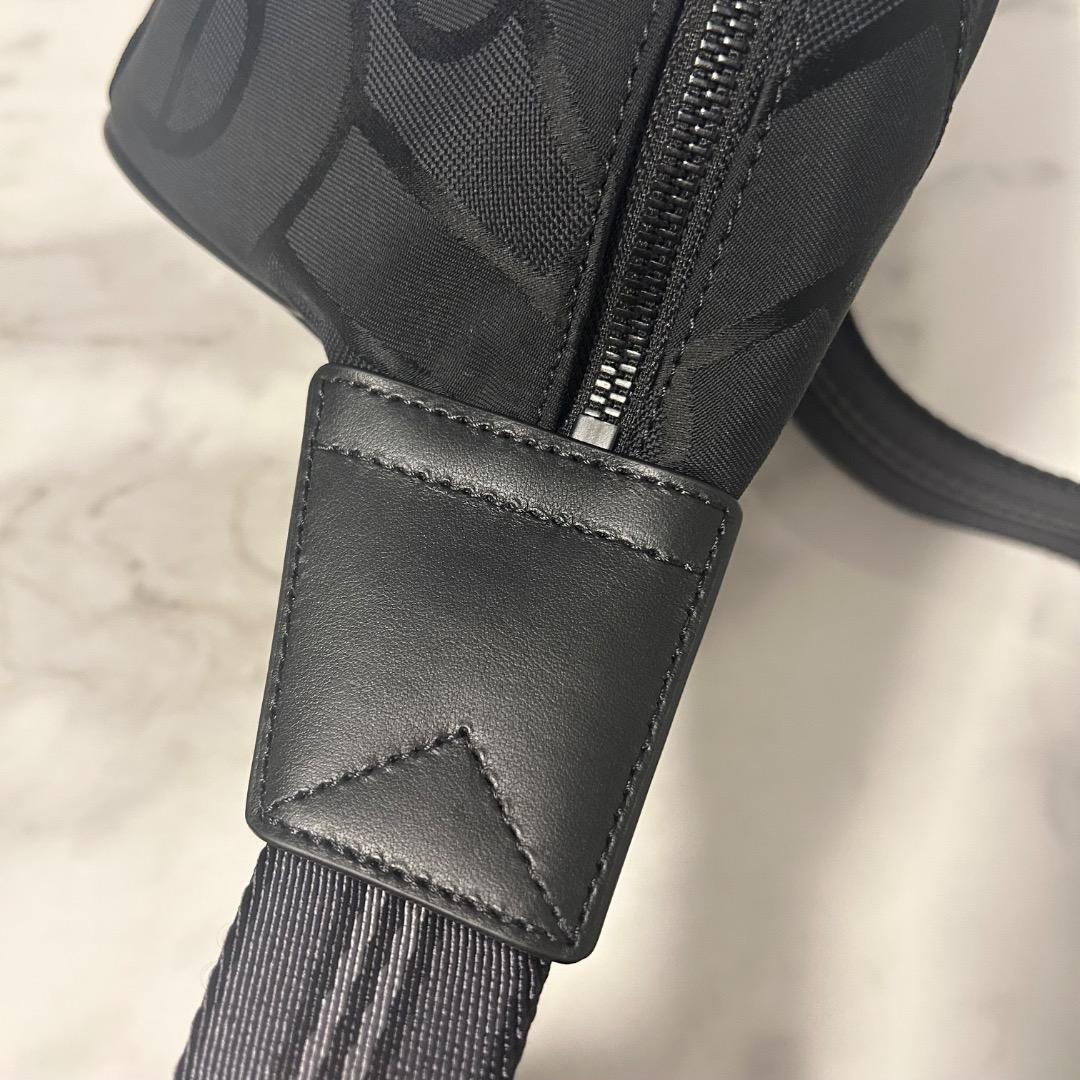 【ご購入者様確定商品】【新品未使用】BURBERRY TBモノグラムボディバッグ