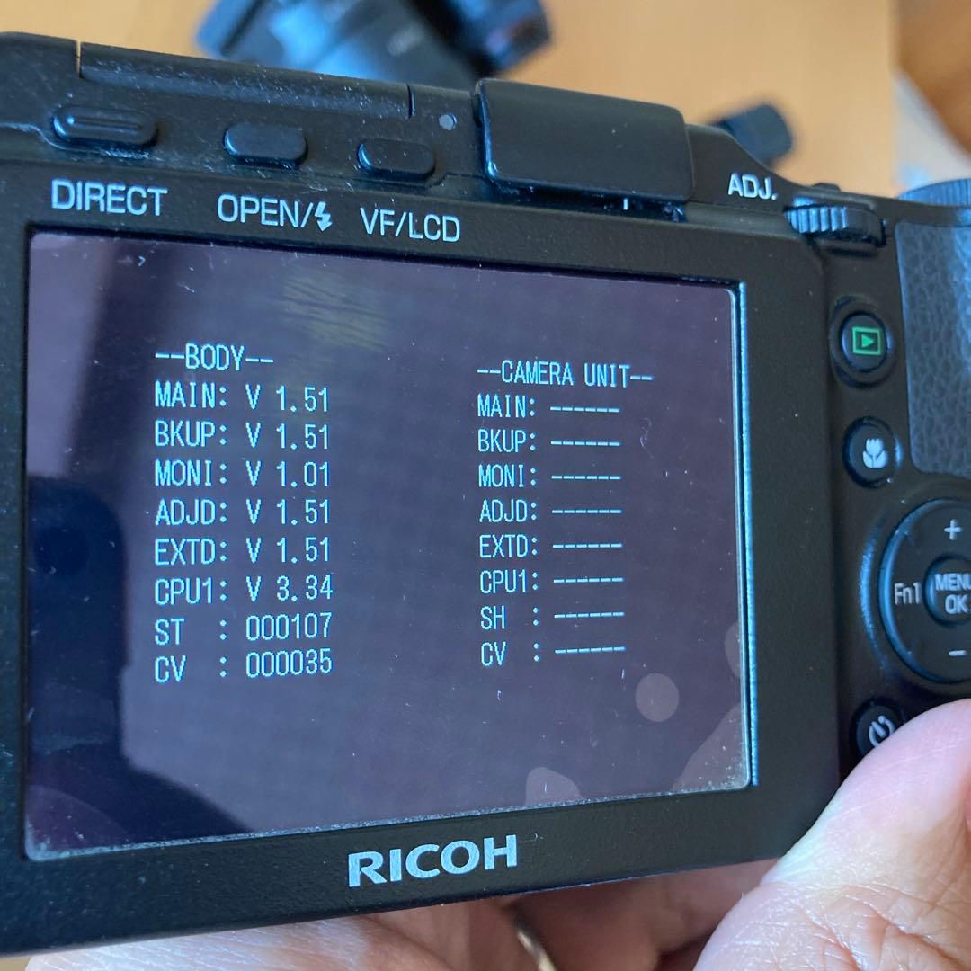 ファインダーも同時出品しています RICOH GXR デジタルカメラ