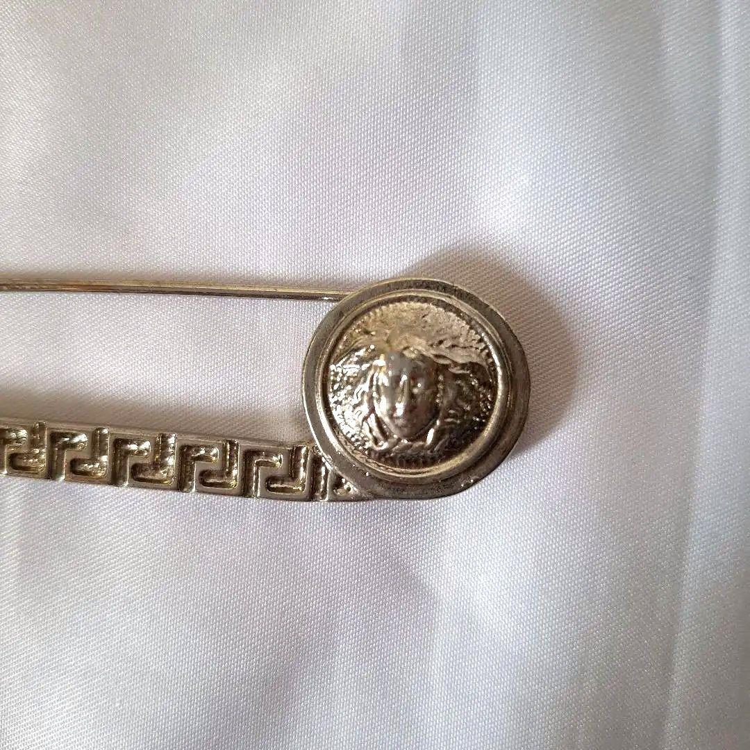 GIANNI VERSACE　ジャンニヴェルサーチメデューサブローチ