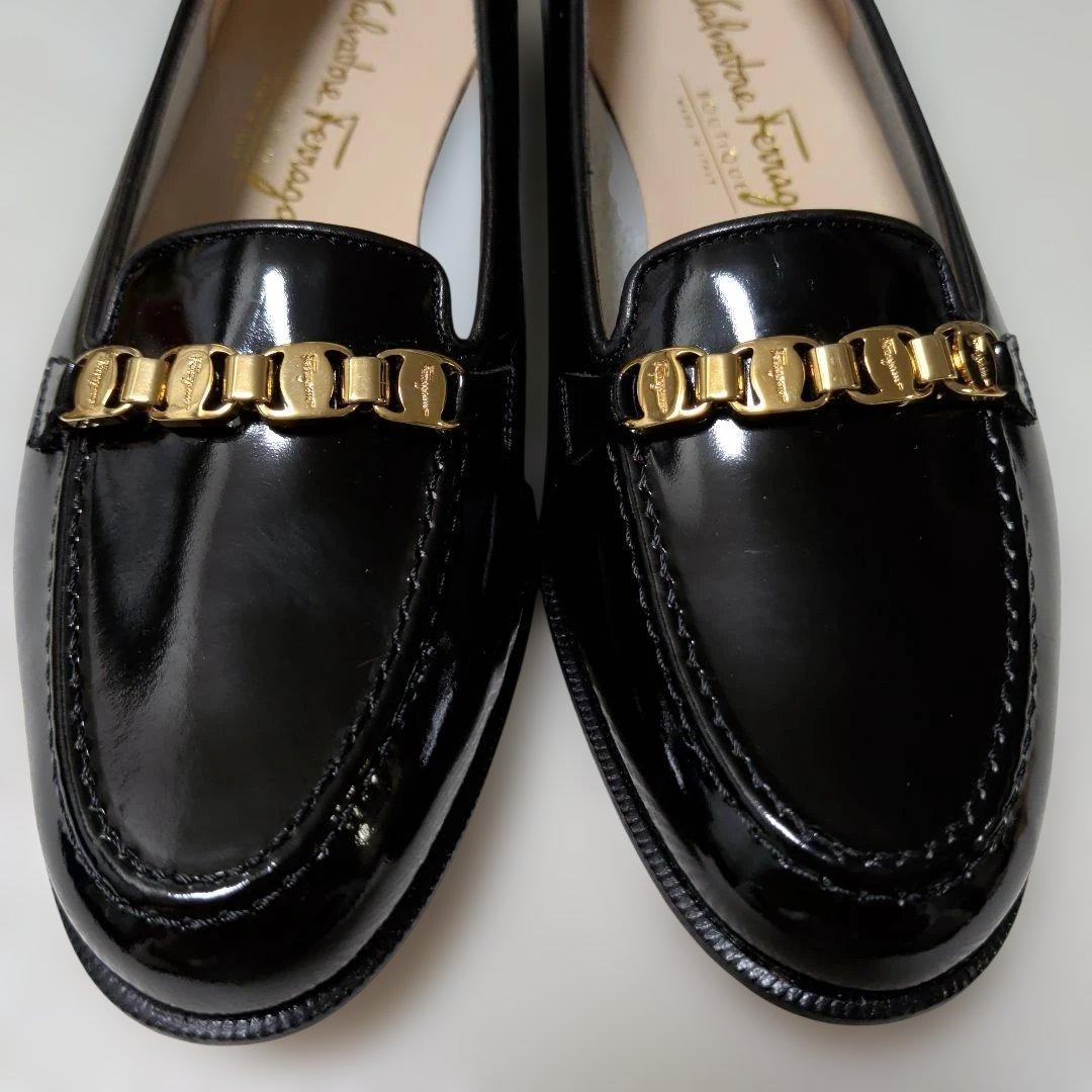 未使用 サルヴァトーレフェラガモ ヴァラ ゴールド チェーンモチーフローファー