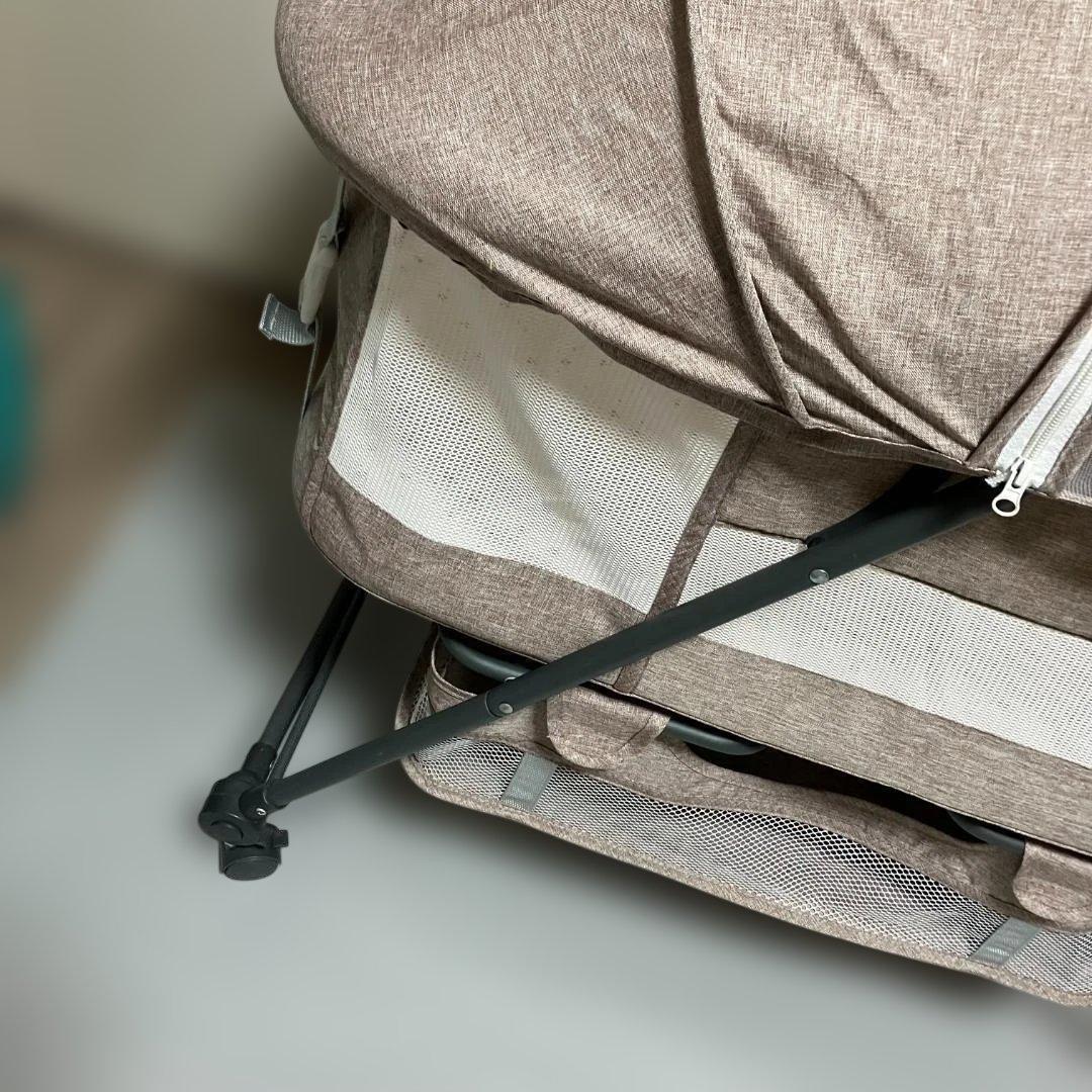 ベビーベッド 折りたたみ式　キャスター付き　メッシュカバー付き　リクライニング