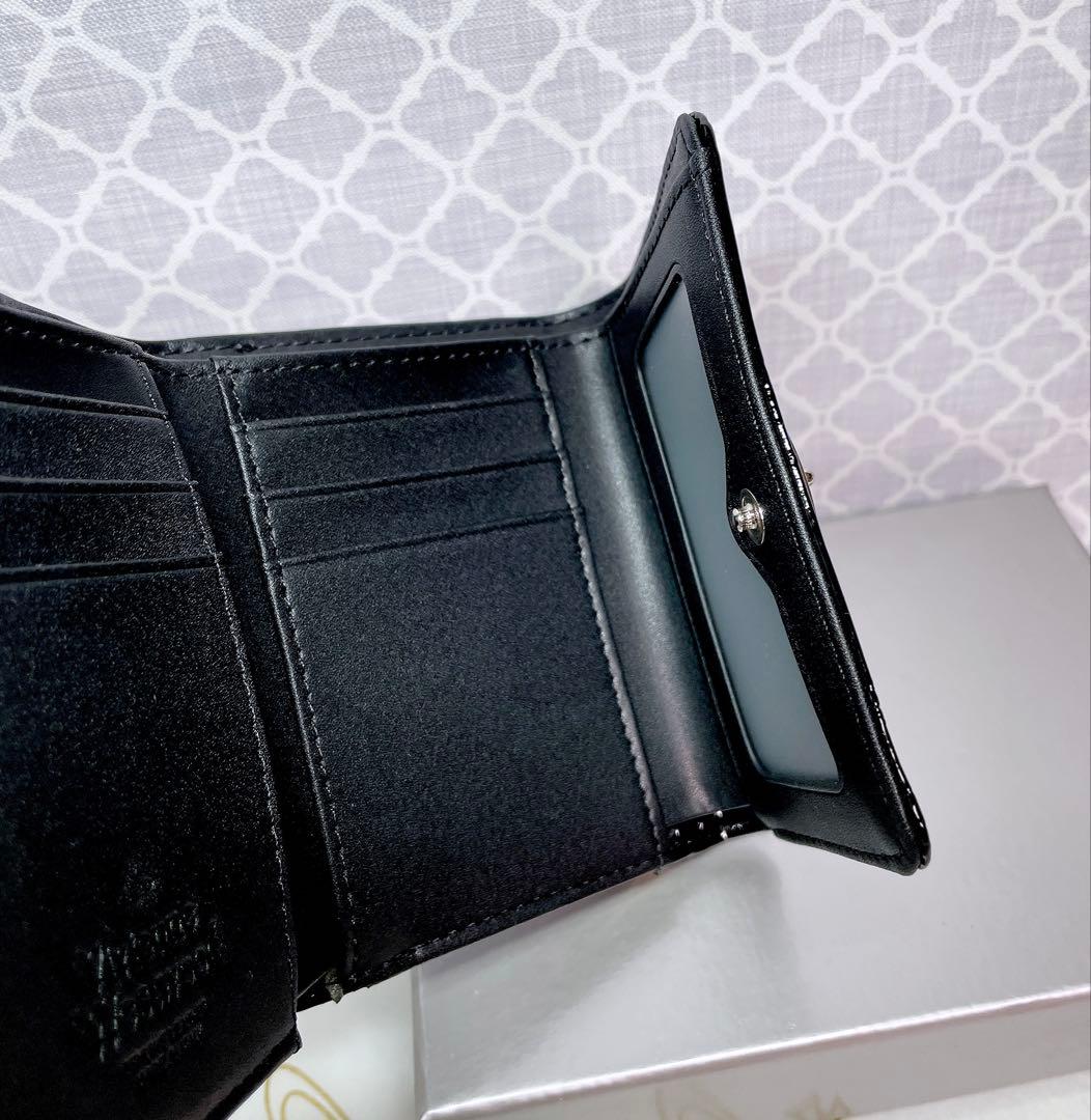 【内側に素敵な柄♡新作】Vivienne Westwood 折財布 エナメル 黒